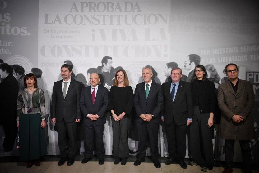 El ministro de Política Territorial y Migraciones, Ángel Víctor Torres (4d), y la presidenta del Congreso, Francian Armengol (4i), durante el acto de presentación del catálogo de la exposición El Arte en la Lucha por la Libertad. Celebrando la Constitu