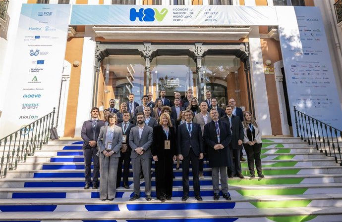 Autoridades y miembros de los 16 valles del hidrógeno verde de España tras la firma de la alianza.