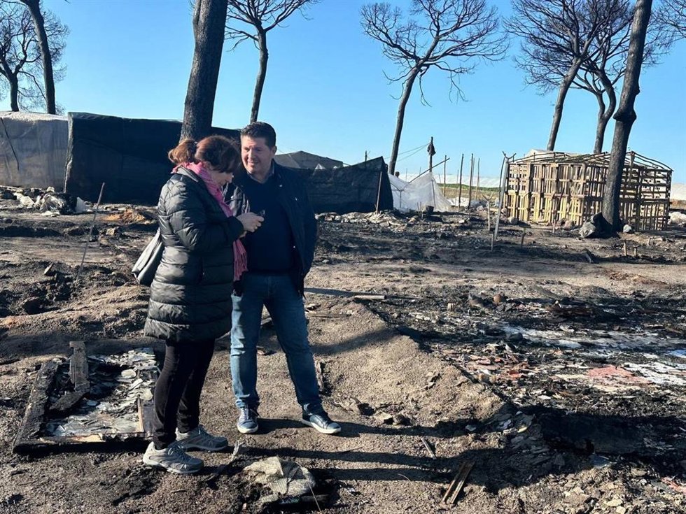 El diputado de La Izquierda de Huelva (Izquierda Unida, Verdes Equo, Podemos, Iniciativa) Marcos Toti, durante una visita a un asentamiento de Huelva.