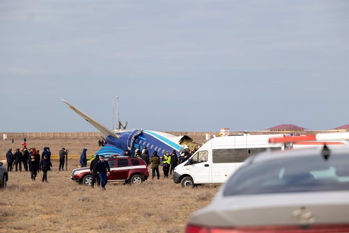 Archivo - Imagen de archivo del avión de Azerbaijan Airlines accidentado en Kazajistán.