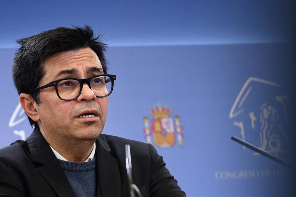 El diputado de Sumar y secretario primero de la Mesa del Congreso, Gerardo Pisarello, durante una rueda de prensa anterior a la Junta de Portavoces, en el Congreso de los Diputados, a 4 de febrero de 2025, en Madrid (España).