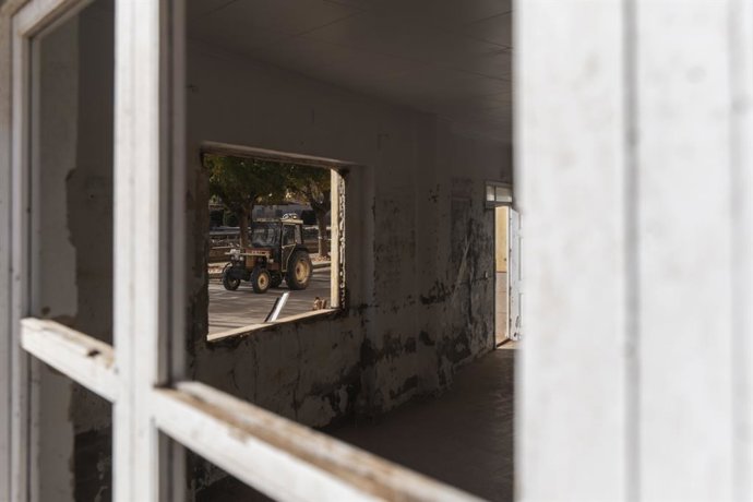 Archivo - Arxiu - Un tractor en un carrer del barri de la Font, a un mes del pas de la DANA per València, a 29 de novembre de 2024, a Utiel