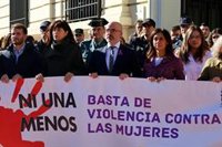 Ana Redondo, Francisco Martín y empleados de la Delegación guardan un minuto de silencio por el último crimen machista