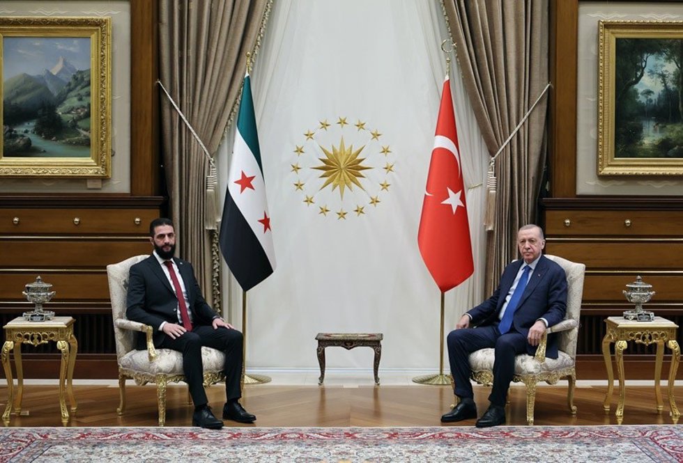 El presidente de Turquía, Recep Tayyip Erdogan, con el presidente de transición de Siria, Ahmed al Shara