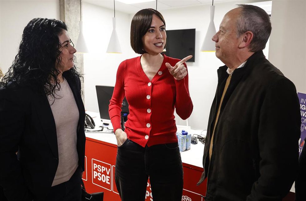 Archivo - (I-D) La secretaria general de CCOO PV, Ana García Alcolea; la secretaria general del PSPV-PSOE, Diana Morant, y el secretario general de UGT-PV, Ismael Sáez, durante una reunión