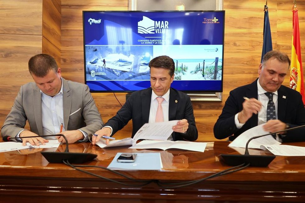 Torrox, Monachil y Sierra Nevada formalizan un convenio de promoción turística conjunta.