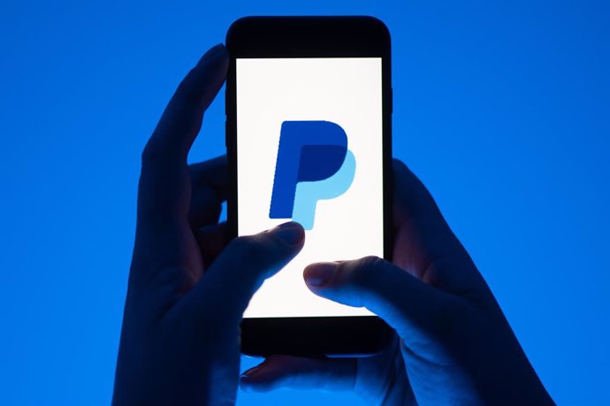 Archivo - Logo de Paypal en un teléfono móvil.