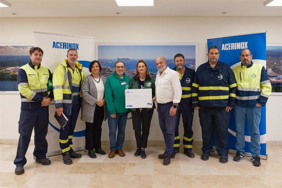 Equipo de Acerinox Europa en una entrega a iniciativas sociales.