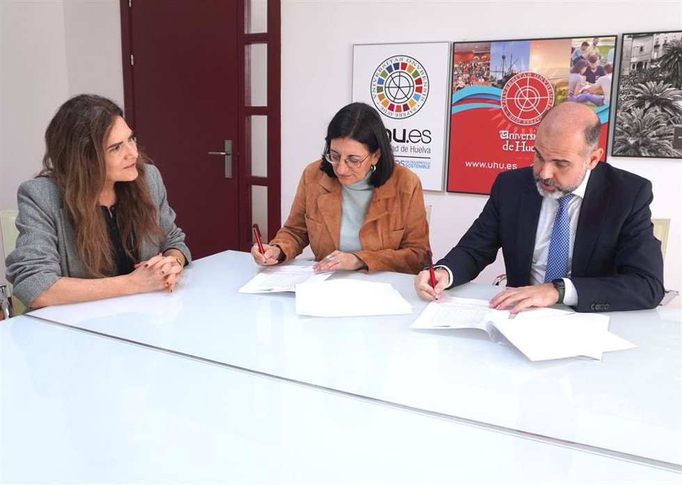 Firma del convenio entre la Universidad de Huelca y El Corte Inglés.