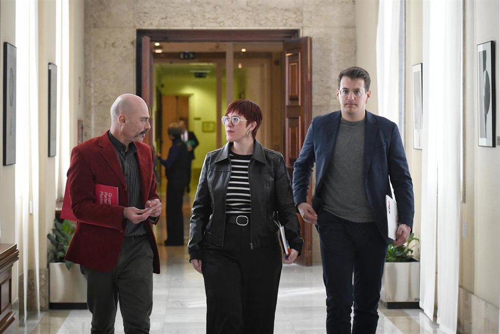 (I-D) El diputado de Sumar Txema Guijarro; la portavoz de Compromís en el Congreso, Águeda Micó y el diputado de Sumar Jorge Pueyo, a su llegada a una reunión de la Junta de Portavoces, en el Congreso de los Diputados, a 4 de febrero de 2025, en Madrid 