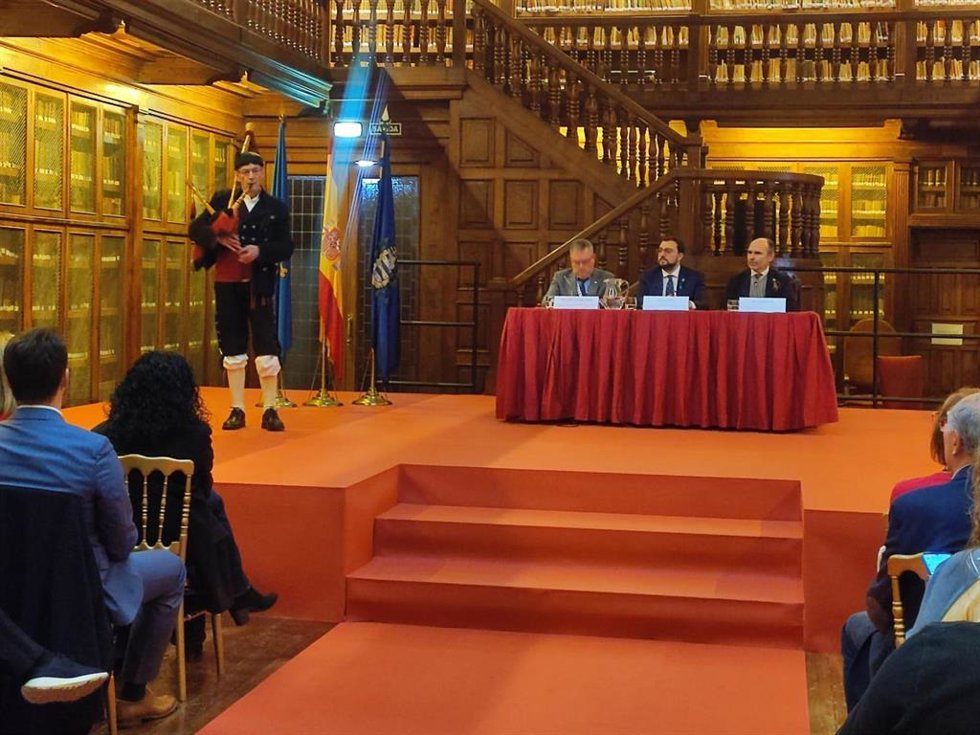 El presidente de la Academia de la Llingua Asturiana, Xosé Antón González Riaño; el presidente del Principado, Adrián Barbón; y el rector de la Universidad de Oviedo, Ignacio Villaverde, en la inauguración del Congresu Mundial de Cultura Asturiana