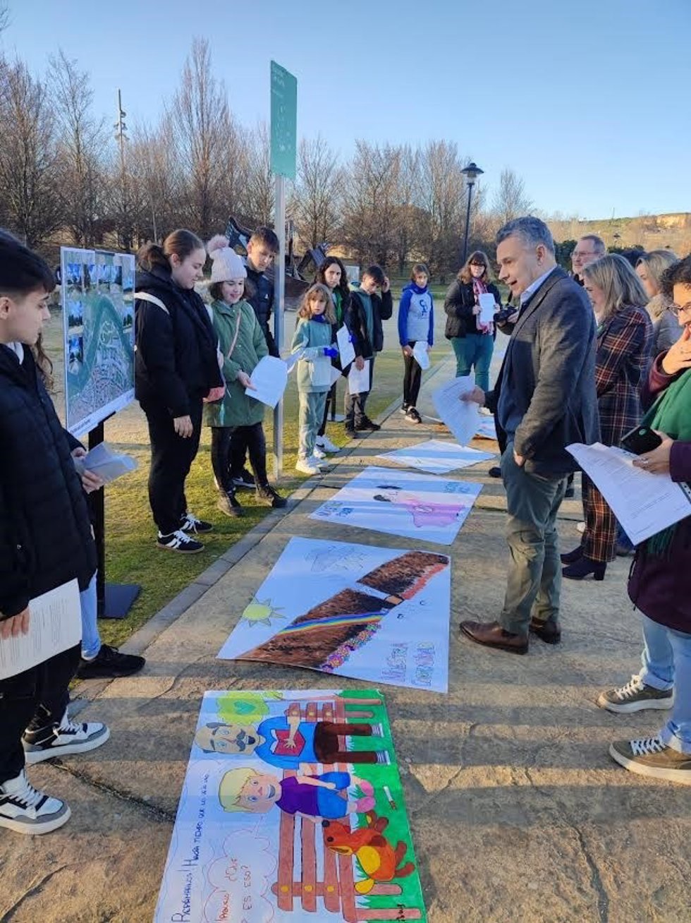 Instalada, en el Parque de La Ribera, la primera señal de 'Espacios Sin Humo' de Logroño