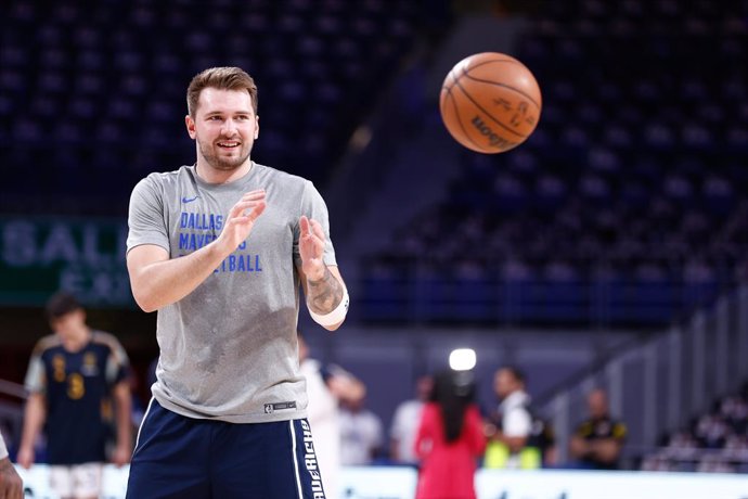 Archivo - Luka Doncic of Dallas Mavericks warms up during the basketball friendly match played between Real Madrid and Dallas Mavericks at Wizink Center pavilion on October 10, 2023, in Madrid, Spain.