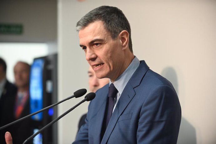 El presidente del Gobierno, Pedro Sánchez, interviene durante una visita la planta de Novartis, a 4 de febrero de 2025, en La Almunia de Doña Godina, Zaragoza, Aragón (España). La planta de Novartis está especializada en la producción de radiofármacos uti