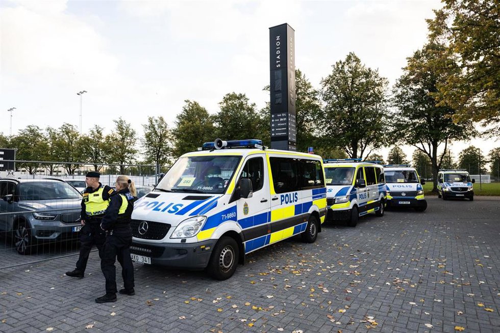 Archivo - Imagen de archivo de furgones y agentes de Policía de Suecia