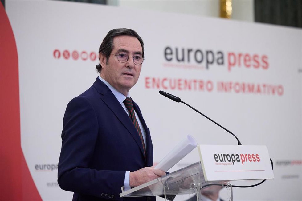 El presidente de la CEOE, Antonio Garamendi, interviene durante un Encuentro Informativo de Europa Press en el Hotel InterContinental Madrid, a 4 de febrero de 2025, en Madrid (España)