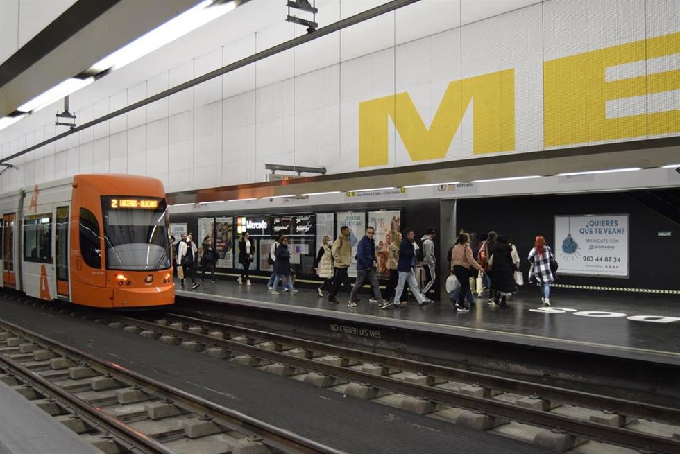 Archivo - Tren del TRAM d'Alacant en la estación de Mercado, en Alicante.