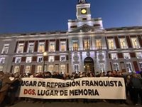 Cientos de manifestantes reclaman a Ayuso que acepte recordar las torturas franquistas en la Real Casa de Correos
