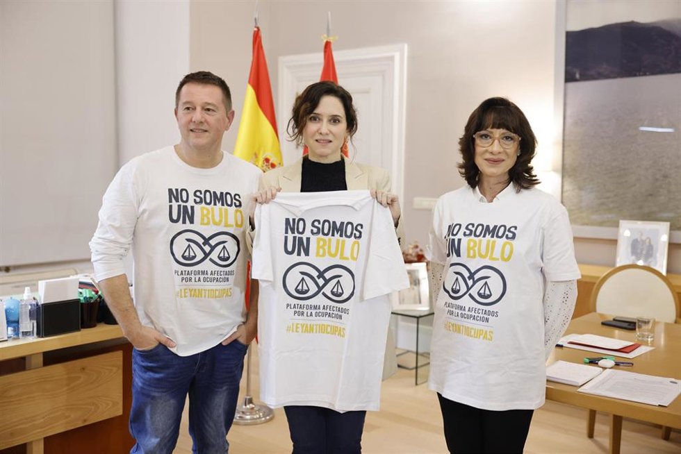 La presidenta de la Comunidad de Madrid, Isabel Díaz Ayuso (c), recibe a representantes de la Plataforma de Afectados por la Ocupación, en la Real Casa de Correos, a 4 de febrero de 2025, en Madrid (España). 
