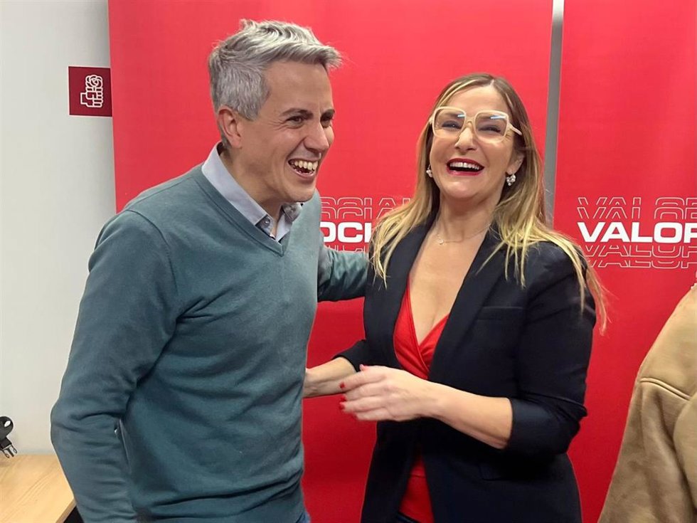 Pablo Zuloaga con la número uno del PSOE en Cabezón de la Sal