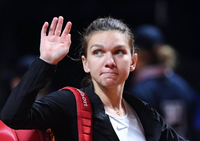 Archivo - FILED - 27 April 2018, Stuttgart: Romania's Simona Halep greets the crowd as she leaves after being defeated by US Coco Vandeweghe during their quarter-final match at the 2018 WTA Porsche Tennis Grand Prix in Stuttgart. Photo: Marijan Murat/dpa