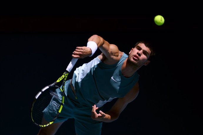 17 January 2025, Australia, Melbourne: Spanish tennis player Carlos Alcaraz in action against Portugal's Nuno Borges during their men's singles third round match of the Australian Open Tennis tournament at Melbourne Park. Photo: Joel Carrett/AAP/dpa