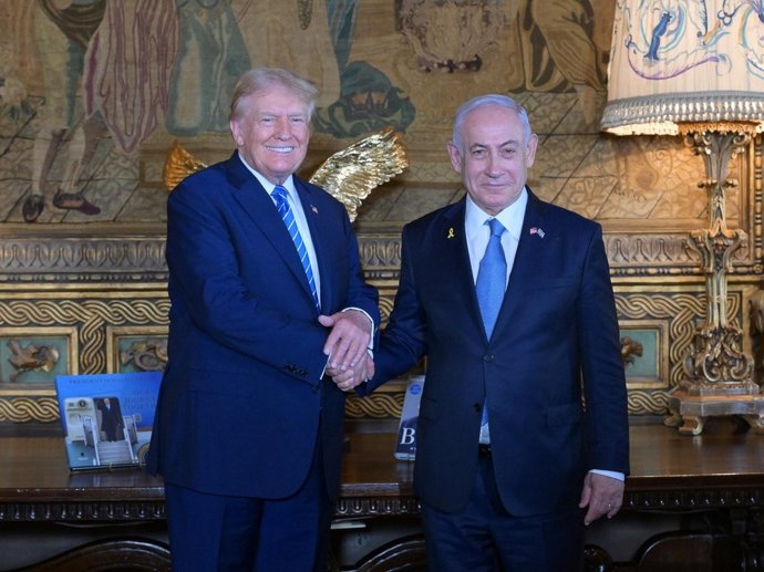 Archivo - July 26, 2024, Palm Beach, Florida, USA: Former US President and Republican candidate for 2024 presidential elections, DONALD TRUMP, hosts Israeli Prime Minister BENJAMIN NETANYAHU at Mar a Lago, Florida.,Image: 892717460, License: Rights-manage