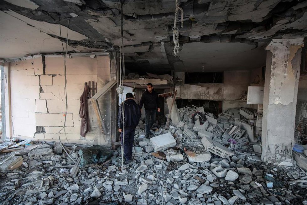 Vista de una vivienda destruida por ataques de Israel en Deir al Balá, en el centro de Gaza 