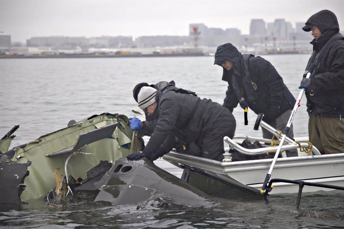 February 2, 2025, Washington, Dc, United States: U.S National Transportation Safety Board investigators and salvage crew teams recover wreckage from the Bombardier CRJ700 and Sikorsky UH-60 Black Hawk helicopter collision on the Potomac River, February 2,