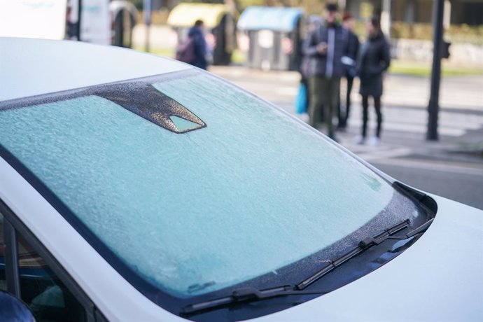 Archivo - Helada en el parabrisas de un coche, a 9 de febrero de 2023, en Vitoria-Gasteiz, Álava, País Vasco (España). La Agencia Estatal de Meteorología (AEMET) ha activado la alerta amarilla por nevadas en Vitoria-Gasteiz. La jornada ha comenzado con am