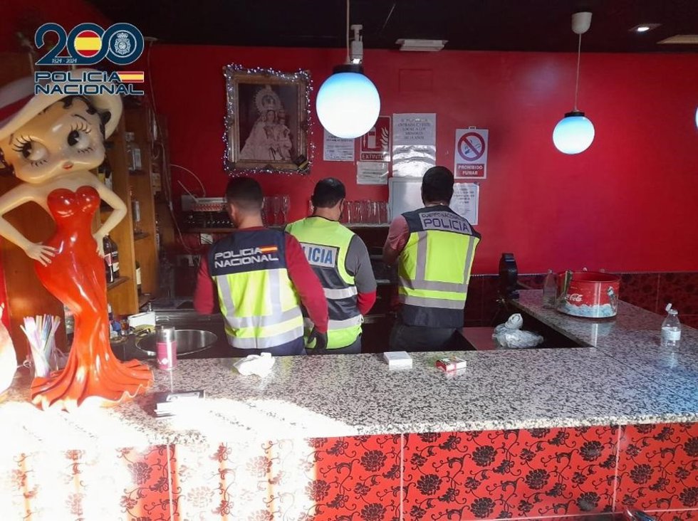 Policías registrando una casa-prostíbulo en la que se explotaba a siete mujeres extranjeras en situación irregular.