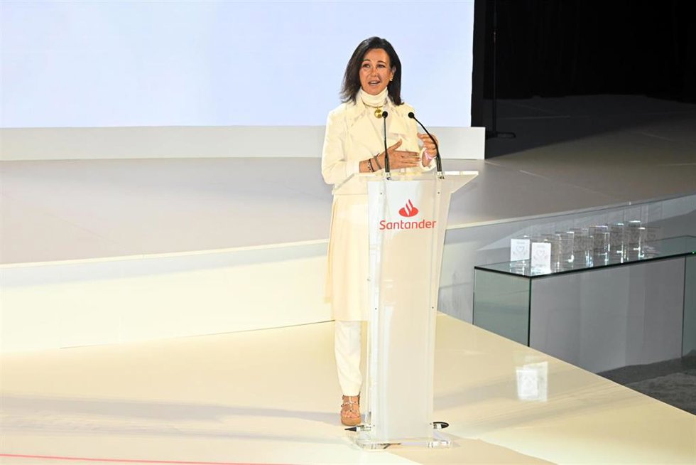 Archivo - Ana Patricia Botín habla durante la entrega de premios de la XVI Convocatoria "Euros de tu Nómina", a 11 de junio de 2024, en Madrid (España). "Euros de tu Nómina" es una de las iniciativas más relevantes de Banco Santander para los miles de e