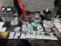 Nueve detenidos en Sevilla por vender cocaína, marihuana, MDMA, LSD, popper y viagra en un piso de la Macarena