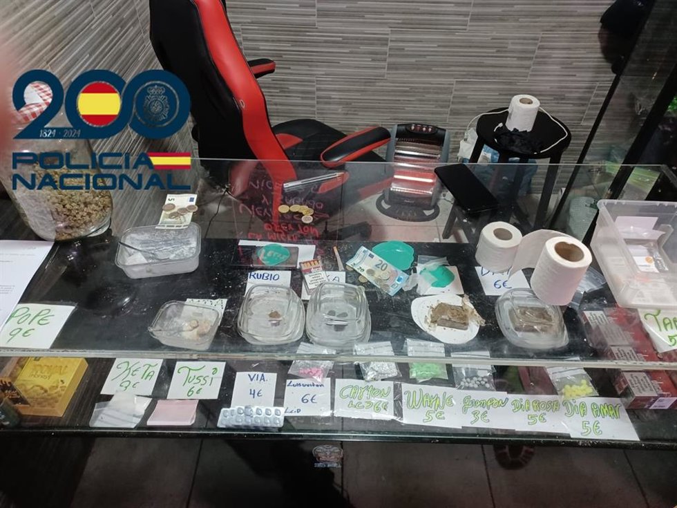 Imagen de la droga decomisada en el piso de la Macarena