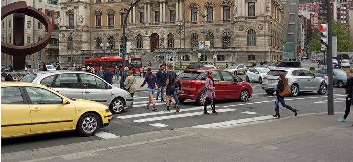 Puente del Ayuntamiento de Bilbao con el edificio consistorial al fondo