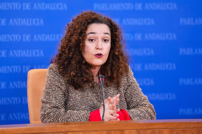 Archivo - La portavoz del Grupo Por Andalucía, Inma Nieto, en rueda de prensa en el Parlamento. (Foto de archivo).