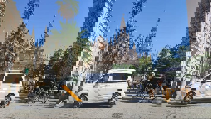 Un taxi adaptado, estacionado en el entorno de la Catedral