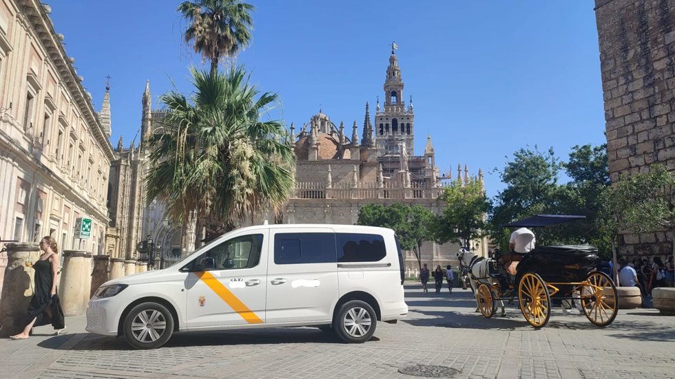 Un taxi adaptado, estacionado en el entorno de la Catedral