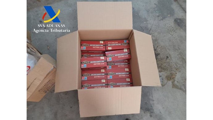 Intervención de útiles para la fabricación de tabaco de contrabando en Roquetas de Mar (Almería).