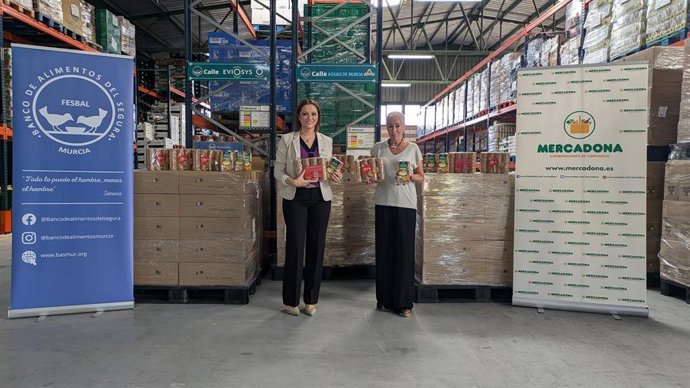 Imagen de entrega de alimentos de Mercadona al Banco de Alimentos del Segura