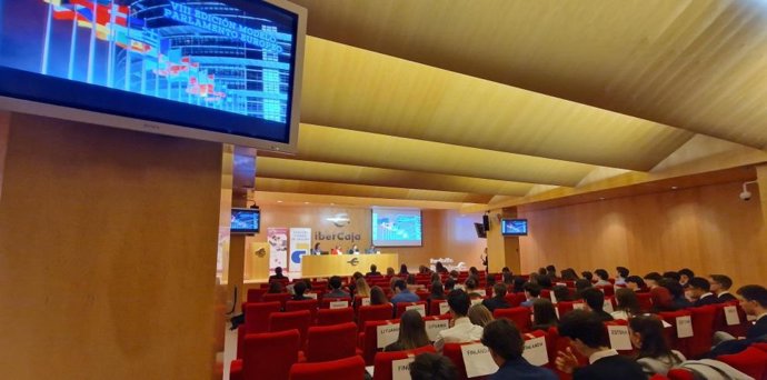 Cerca de 60 alumnos de primero de Bachillerato participan en la asamblea del programa 'Modelo de Parlamento Europeo'