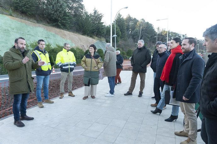 El Ayuntamiento de Pamplona comienza la plantación de 112 ejemplares en el 'carril árbol' de Beloso.