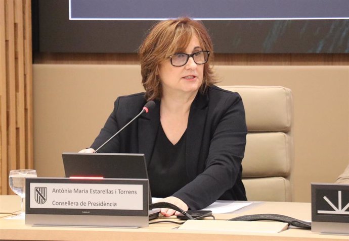 La consellera de Presidencia y Administraciones Públicas, Antònia Estarellas, en el Parlament.