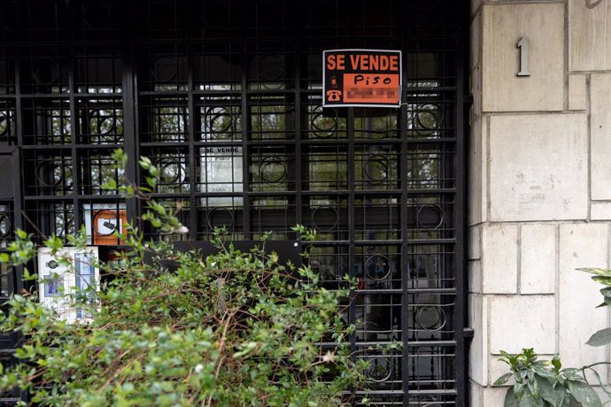 Archivo - Vista de un cartel de 'Se vende' en un portal de un edificio, a 8 de abril de 2024, en Madrid (España). El precio de la vivienda usada en España ha subido un 1,8% durante el primer trimestre del año y ha repuntado un 7% respecto al mismo periodo