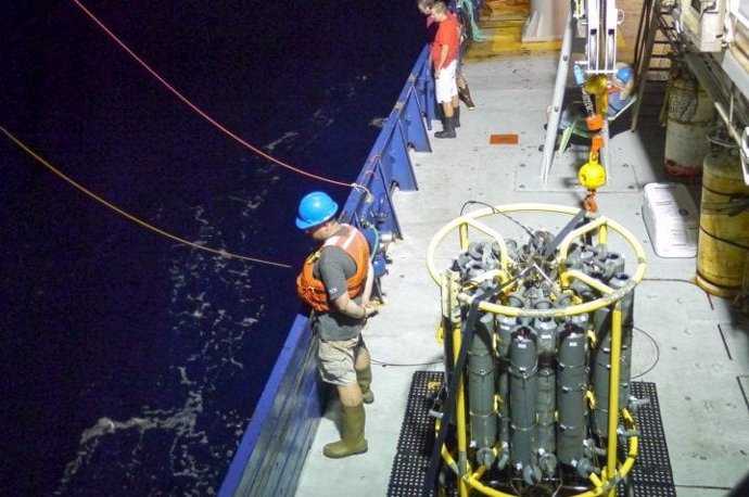 Toma de muestras a bordo de un buque oceánico a bordo del Programa Global de Investigaciones Hidrográficas basadas en Buques Oceánicos (GO-SHIP)