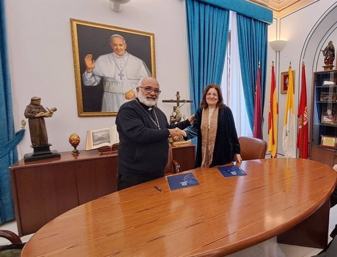 Monseñor Villaroel y María Dolores García tras la firma del acuerdo celebrado en el campus de la UCAM en Murcia.