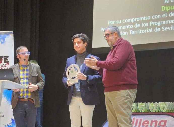 El diputado Casimiro Fernández recoge una distinción en la X Gala del Montañismo Sevillano.