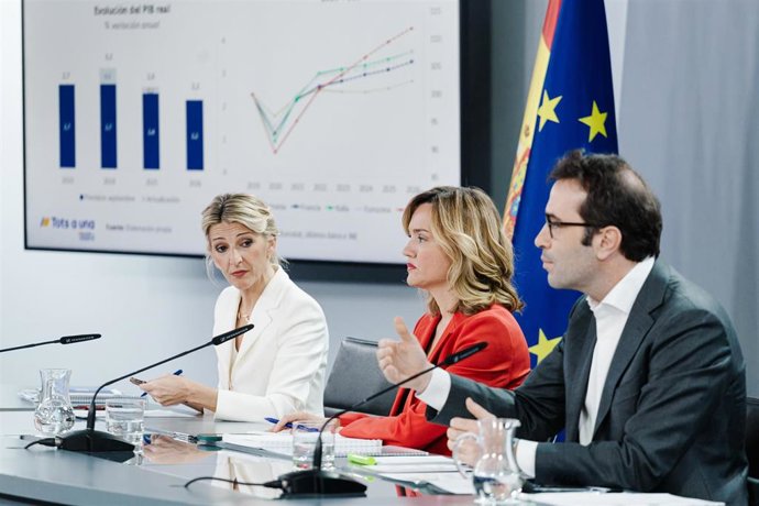 (I-D) La vicepresidenta segunda y ministra de Trabajo y Economía Social, Yolanda Díaz; la ministra de Educación, Formación Profesional y Deportes y portavoz del Gobierno, Pilar Alegría, y el ministro de Economía Comercio y Empresa, Carlos Cuerpo, durante 