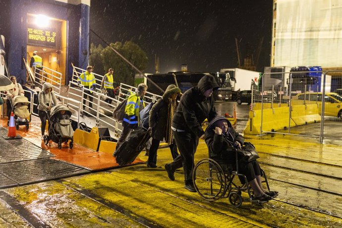 04 February 2025, Greece, Piraeus: People disembark from a ferry at the port of Piraeus near Athens, after leaving the Greek island of Santorini. The popular Greek holiday island of Santorini has been shaken by a series of earthquakes in recent days, prom