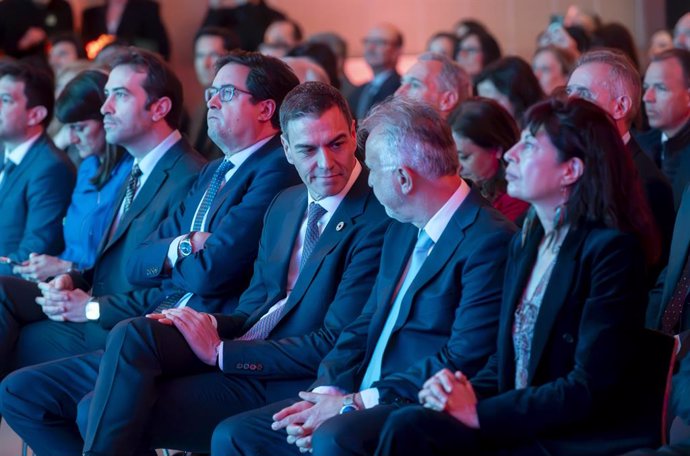 (I-D) El ministro de Economía, Carlos Cuerpo; el ministro para la Transformación Digital, Óscar López; el presidente del Gobierno, Pedro Sánchez; el ministro de Memoria Democrática y Política Territorial, Ángel Víctor Torres y la ministra de Igualdad, Ana